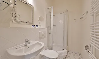 Badezimmer mit Dusche Wohnung 3