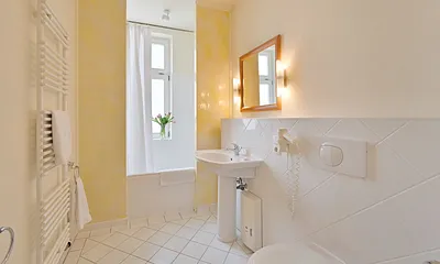 Tageslichtbadezimmer mit Badewanne Wohnung 5