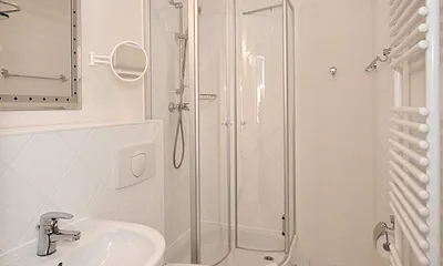 Badezimmer mit Dusche Wohnung 7