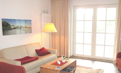 Wohnraum mit Balkon zur Ostsee - mit ausziehbarem Leder-Schlafsofa Richtung TV