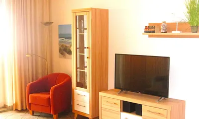 Wohnraum mit Balkon zur Ostsee vom Durchgang gesehen