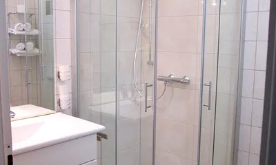 Bad, Echtglas-Duschkabine mit Schiebetüren, niedriger Einstieg, flache Duschwanne