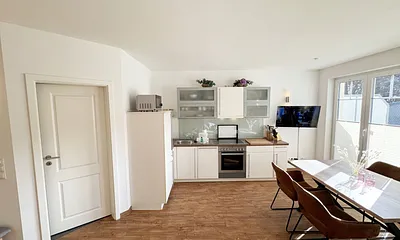 Blick auf die moderne Küchenzeile