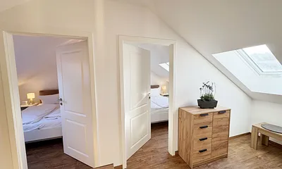 Blick im Obergeschoss auf die Schlafzimmer