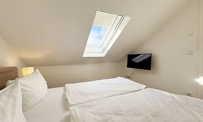 1. Schlafzimmer mit Doppelbett und TV