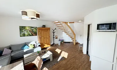 Wohnbereich mit Blick auf die Treppe zum Obergeschoss