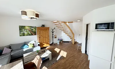 Wohnbereich mit Blick auf die Treppe zum Obergeschoss