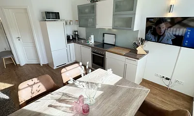 Essbereich mit Blick auf die moderne Küchenzeile