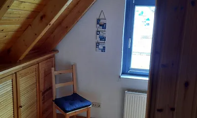 Nische im Obergeschoß mit Schränken