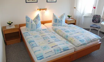 Großes Schlafzimmer  Wohnung 2. Das kleine Schlafzimmer  hat nur ein Bett. 