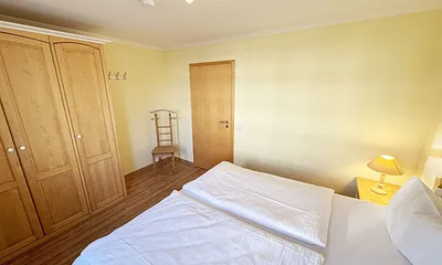 Hauptschlafzimmer mit Doppelbett und Kleiderschrank