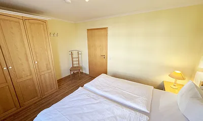 Hauptschlafzimmer mit Doppelbett und Kleiderschrank