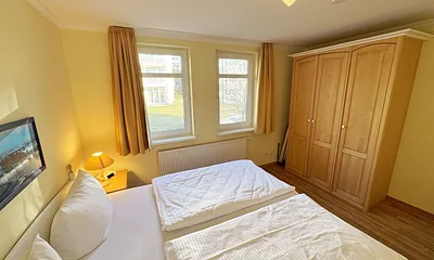 Hauptschlafzimmer mit Doppelbett und Kleiderschrank