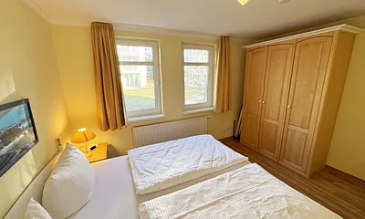 Hauptschlafzimmer mit Doppelbett und Kleiderschrank