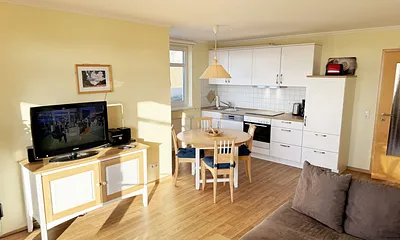 gemütlicher Wohn-und Essbereich mit Küchenzeile