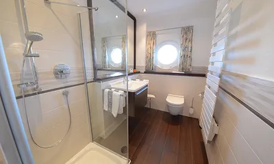 hochwertiges Bad mit Glasdusche und Fussbodenheizung