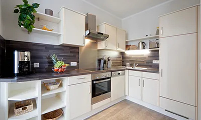 Die hochwertige Küche ist komplett ausgestattet mit Geschirrspüler, Backofen etc.