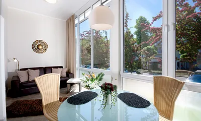 Hier der Blick auf den Eßplatz in der Loggia. WLAN und Strandkorb sind kostenfrei inklusive.