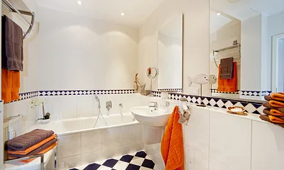 Im schicken Bad gibt es Badewanne, WC ...