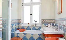 Bad mit Dusche und Wanne