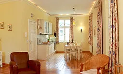 Blick vom Aufenthaltsraum zur offenen Küche