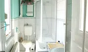 Badezimmer mit WC, Dusche und Badewanne