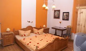 Schlafzimmer 2 mit einem Doppelbett und TV