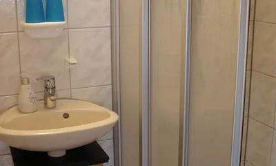 Waschbecken mit Duschkabine