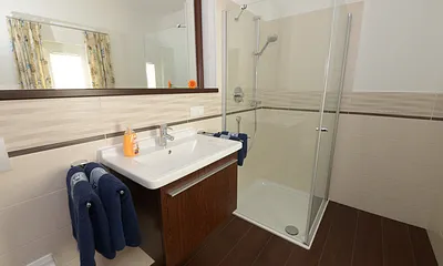 Das Badezimmer mit großzügiger Dusche und WC