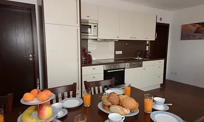 voll ausgestattete Küche mit 4-PlattenCeranHerd, Geschirrspüler, Mikrowelle und Backofen