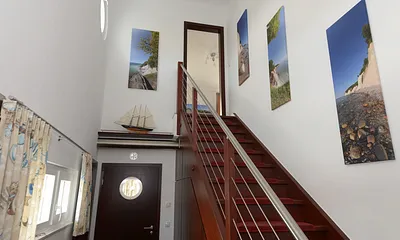 Blick in den Flur, wo es  hinauf geht zu den 2 weiteren Schlafzimmern und dem 2. Bad