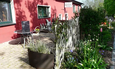 Große Terrasse mit Bestuhlung, Sonnenschirm, gemauertem Grill und Feuerschale