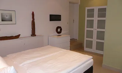 Schlafbereich mit Kommode, Kleiderschrank, Ganzkörperspiegel