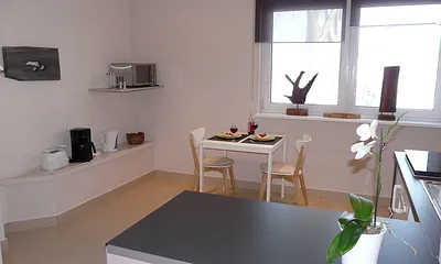 gemütlicher Essbereich mit Blick auf die Terrasse