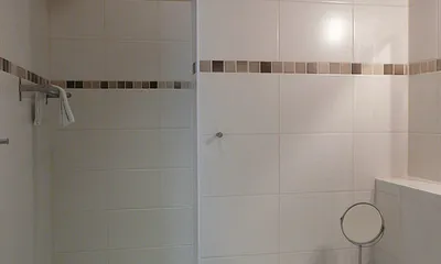 Bad mit Dusche, WC, Kosmetikspiegel, Fön