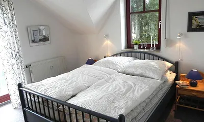 Schlafzimmer mit Doppelbett