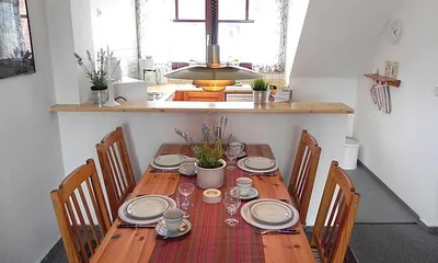 Esstisch und Blick auf die offene Küchenzeile