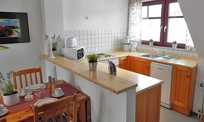 komplett eingerichtete Küche mit Backofen .