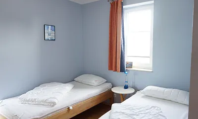 Schlafzimmer mit zwei Einzelbetten