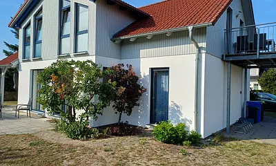 Rückansicht Haus mit Balkon Wohnung 3