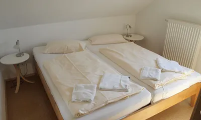 Schlafzimmer mit Doppelbett