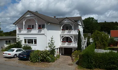 Oben der große Balkon gehört zur Fewo 3. Über die linke Treppe geht man zur Fewo.