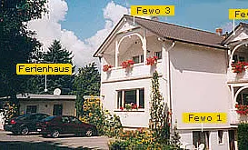 Hilfe bei Anreise. Rechts vom Haus ist eine bequeme Treppe zu Fewo 3, ganz oben!