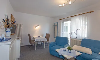 Wohnzimmer, Blick auf die Eingangstür.