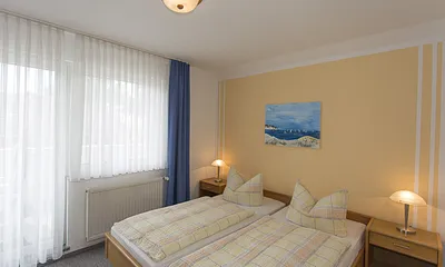 Ein Schlafzimmer. Das zweite spiegelbildlich.