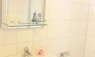 Bad mit Dusche und WC