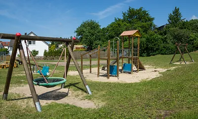 Der Spielplatz befindet sich direkt hinter dem Haus.