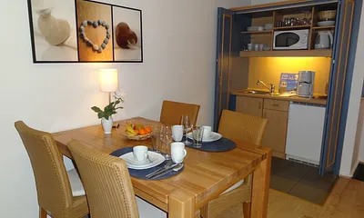 Blick auf Pantryküche mit großem gemütlichen Essbereich