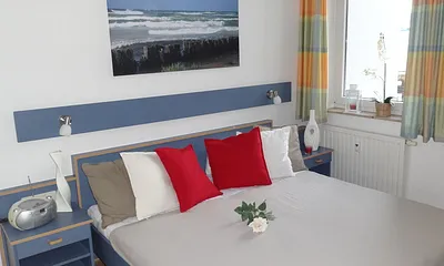 gemütliches Schlafzimmer mit Doppelbett, Kleiderschrank und 2. LCD-Fernseher