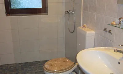 Bad mit großzügiger und ebenerdiger Dusche